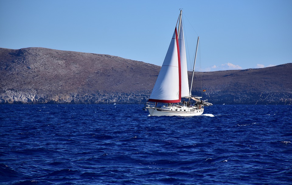 voilier de croisière dans les îles grecques