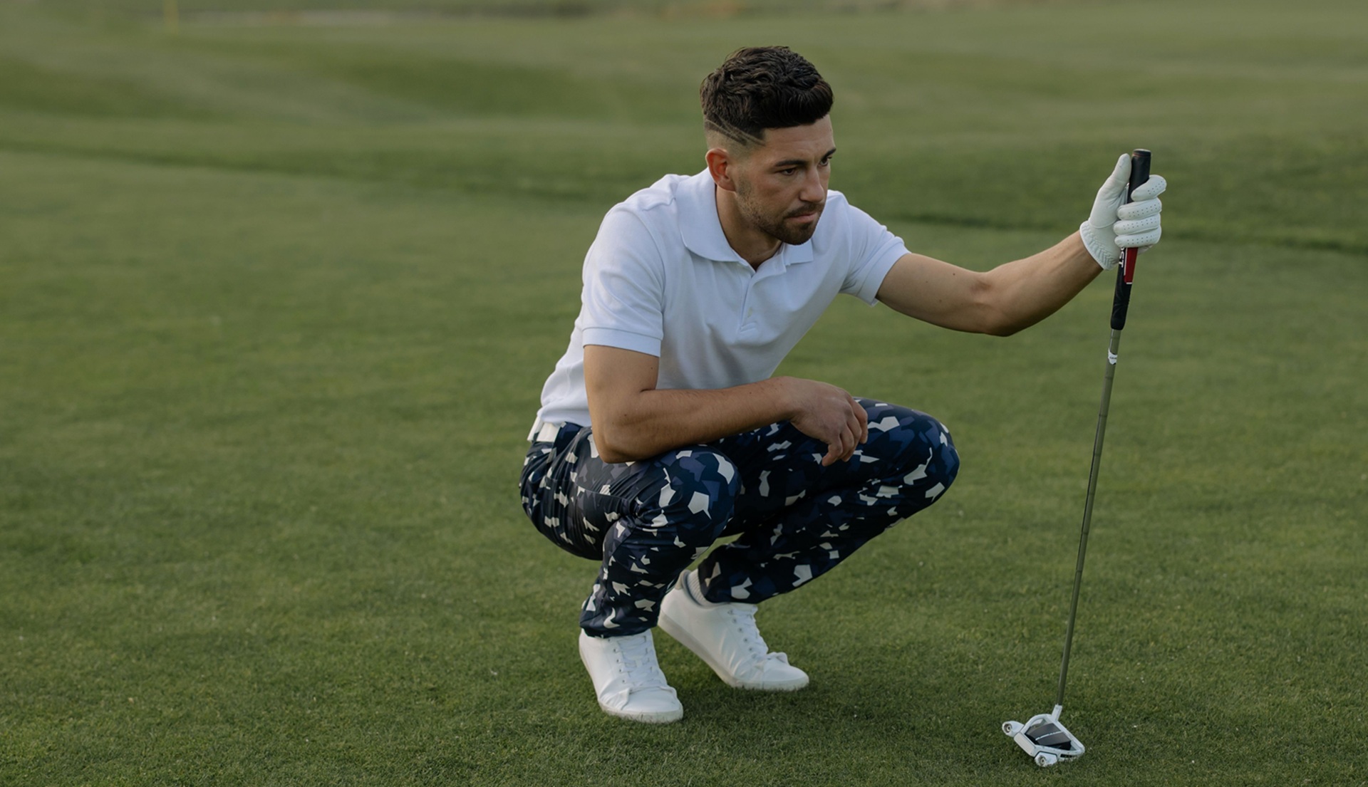 Pantalon chino imprimé pour homme : coupe sobre et originalité réunies