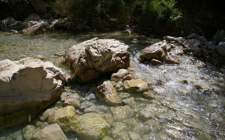 La Nesque, petite rivière qui s'écoule au milieu des rochers