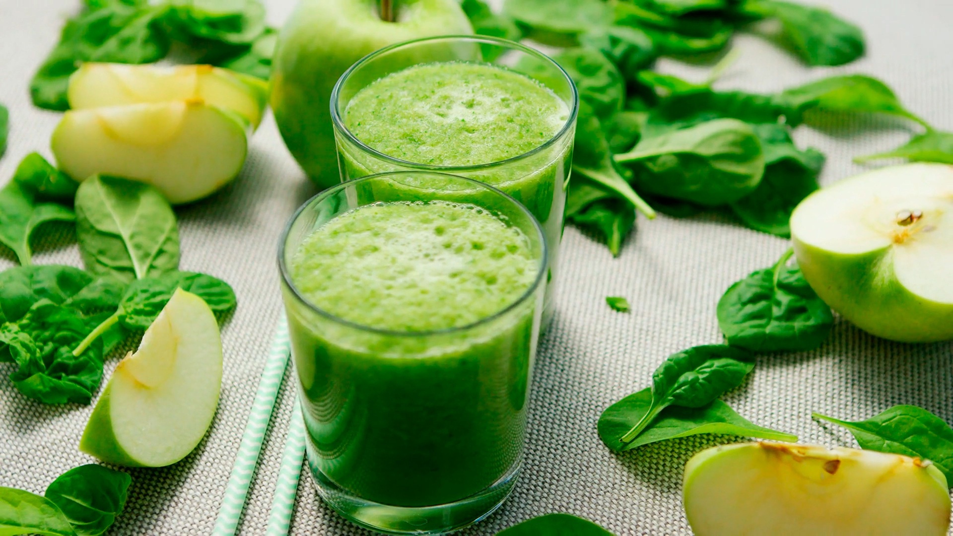 Smoothie détox aux épinards, à la pomme verte et au gingembre