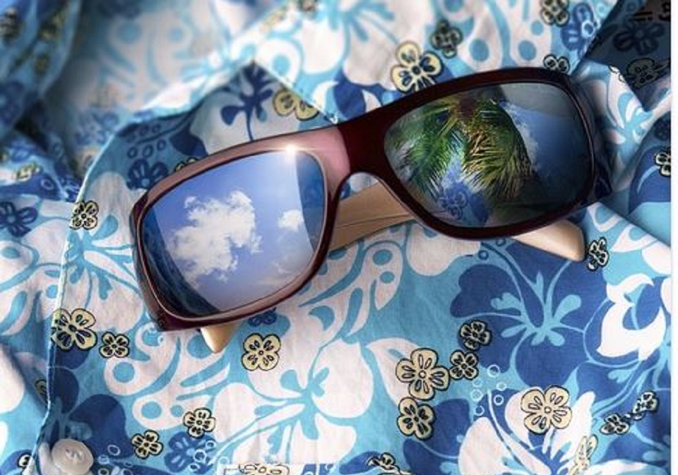 chemise hawaiienne et lunettes de soleil