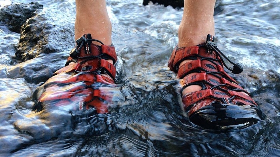 l'aquashoe, la chaussure aquatique qui protège vos pieds des bobos dans l'eau
