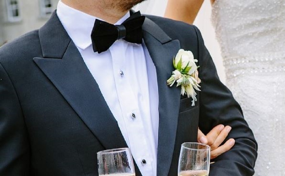 Un marié élégant en cravate papillon
