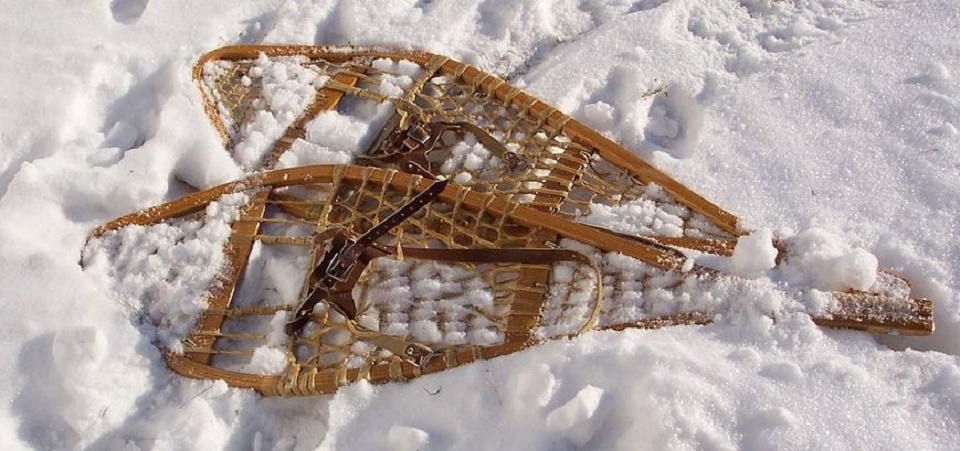raquettes à neige traditionnelles en bois