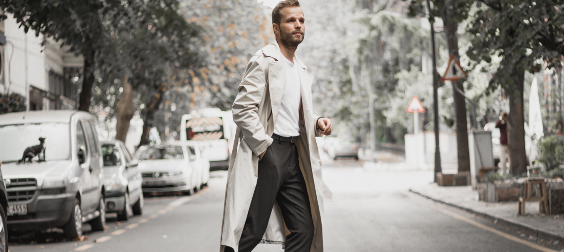 Chic absolu du trench-coat écru pour homme