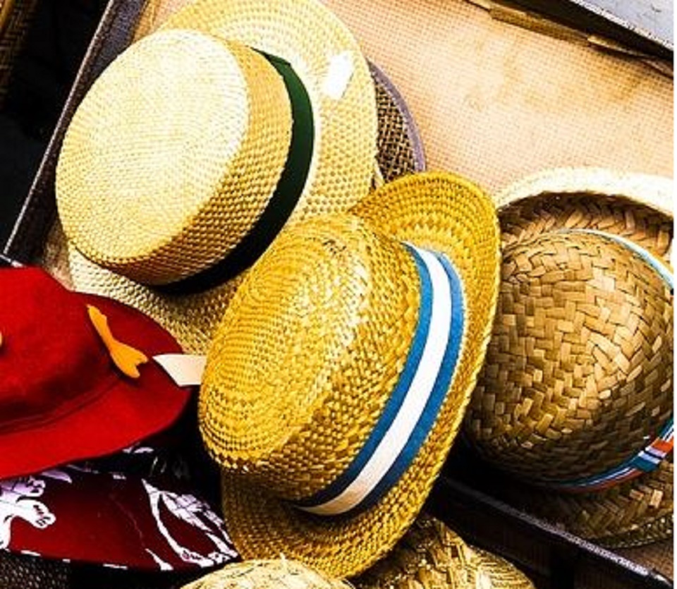 Les canotiers pour hommes jouent aux chapeaux d'été fantaisie en paille colorée