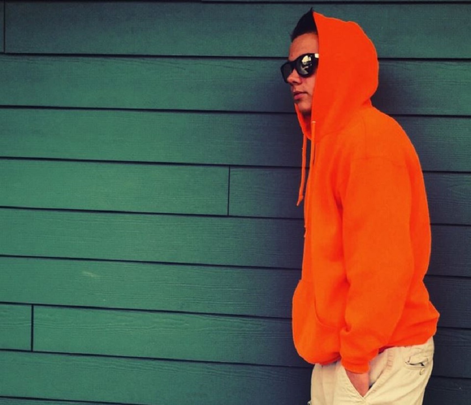 Porter le hoodie orange, vêtement homme décontracté et cool