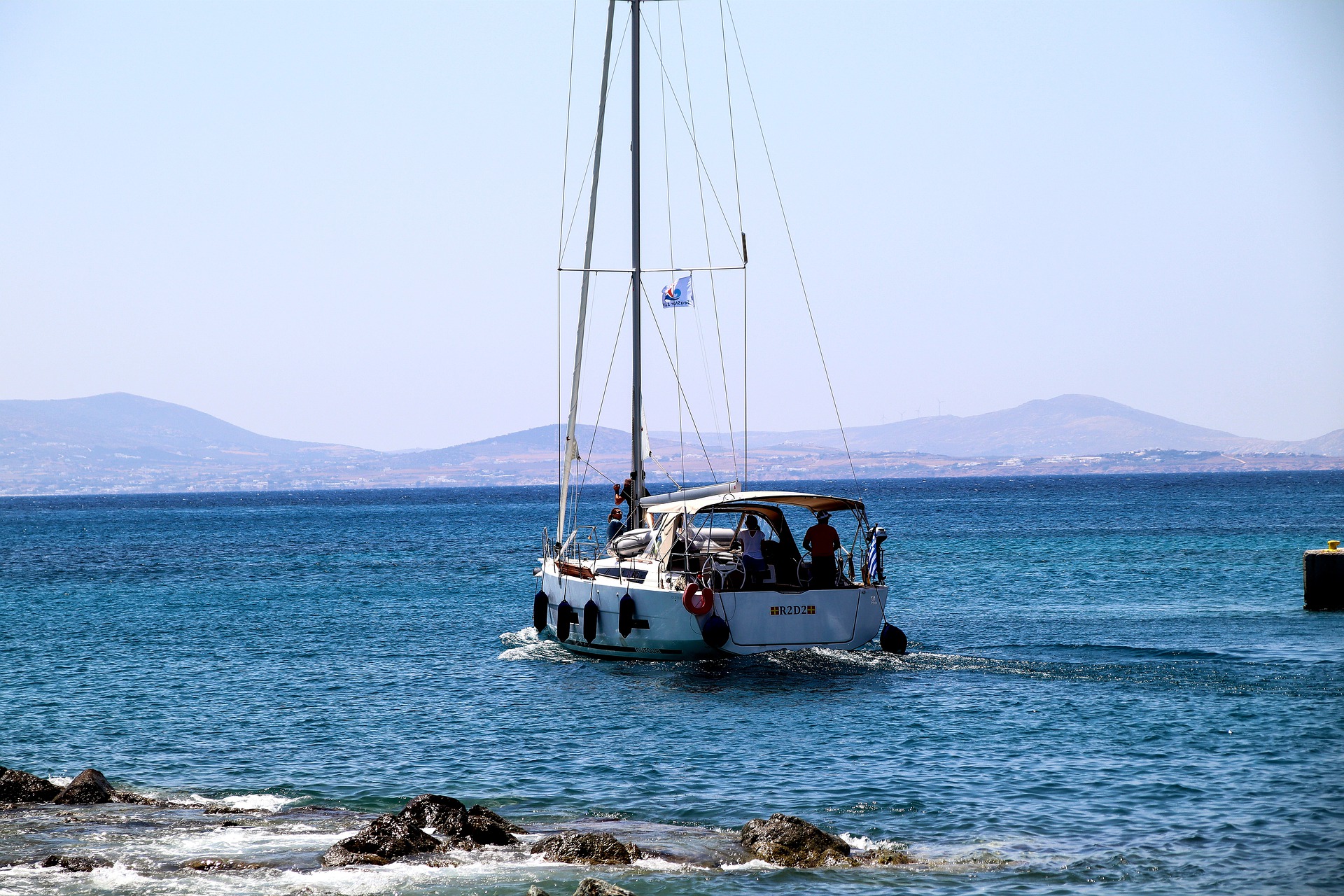 Arrivée en voilier à Paros avant une plongée dans ses eaux turquoise