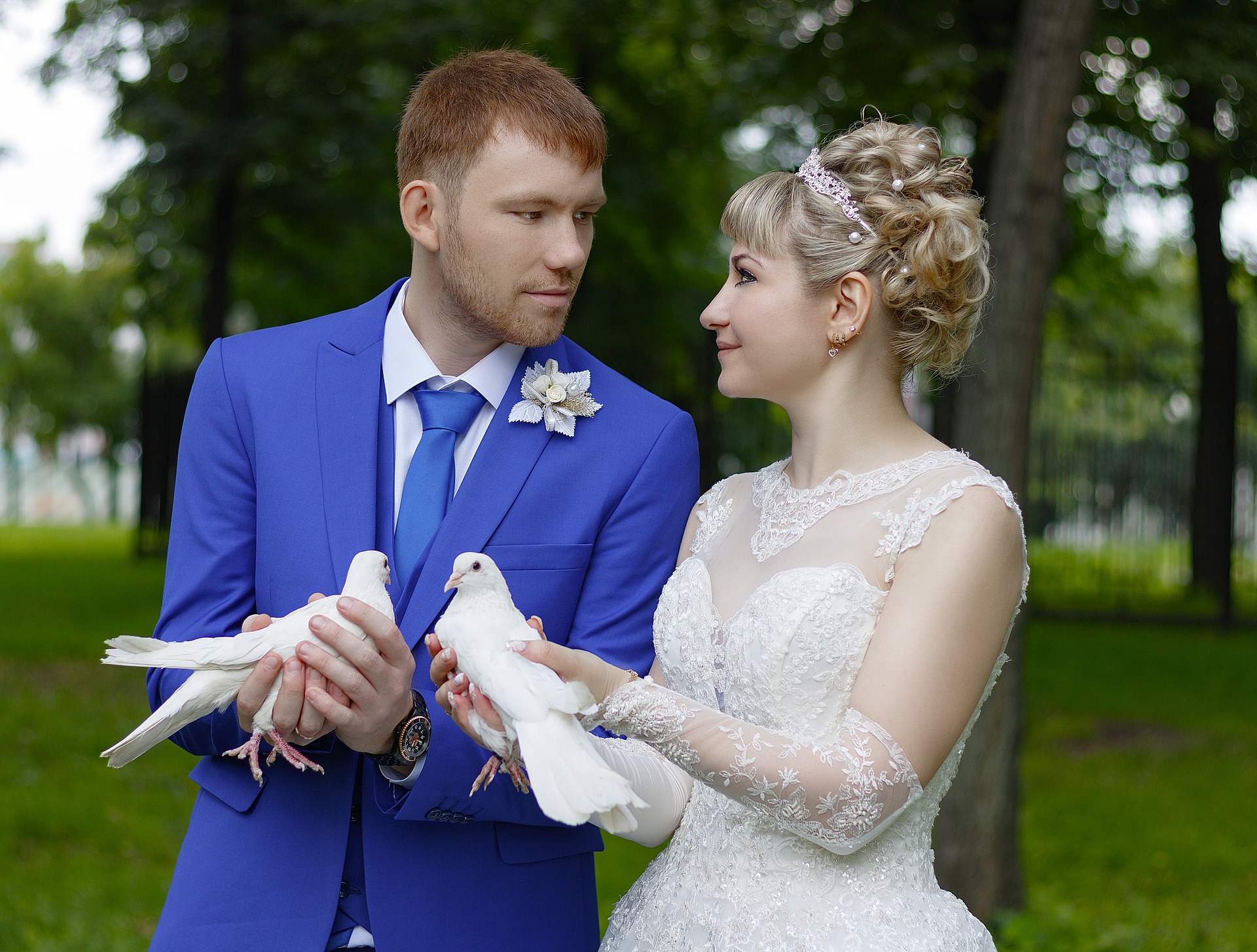 Jeune marié roux en costume bleu