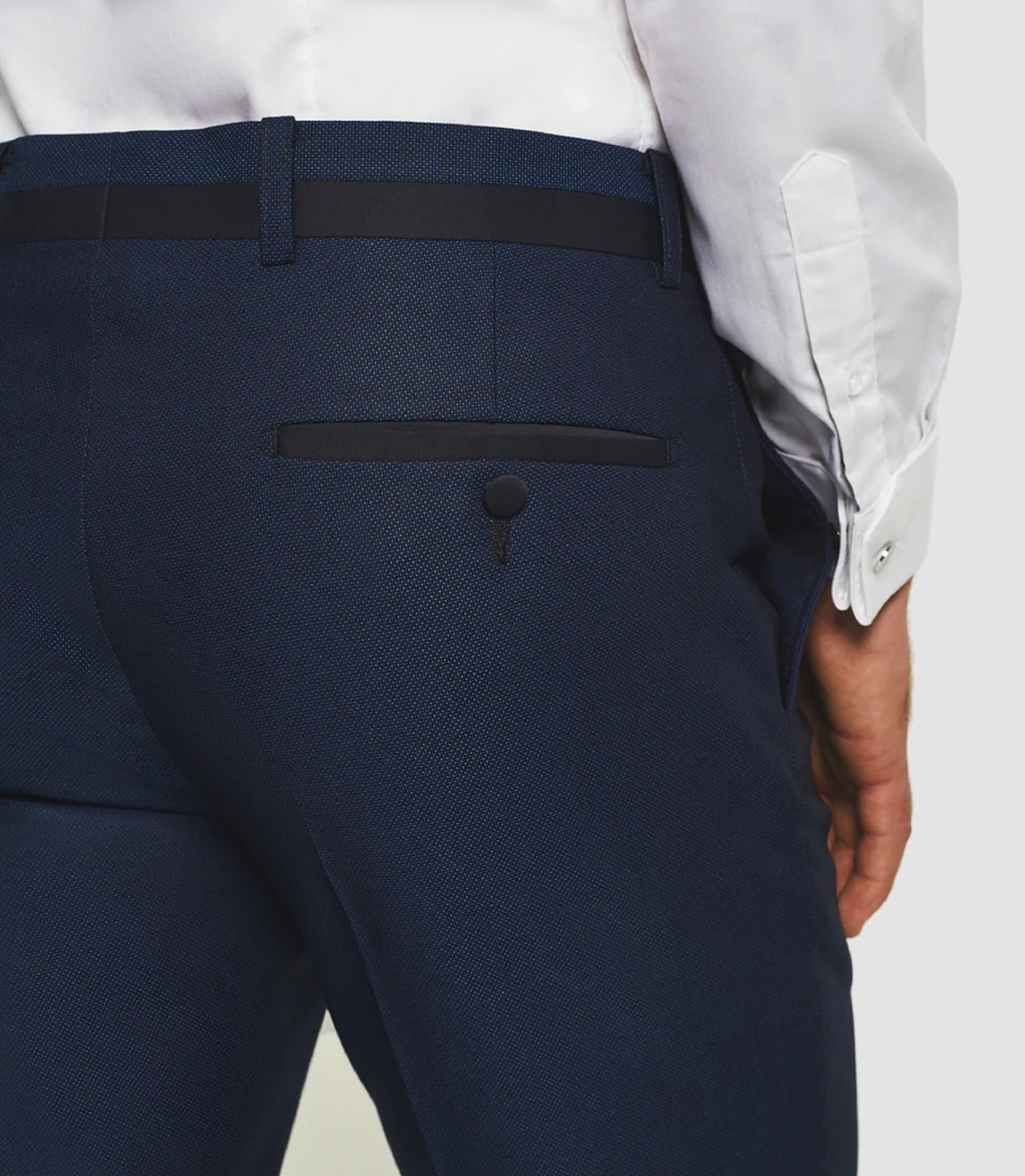 Des finitions soignées pour les poches arrières du pantalon du costume 3 pièces pour homme