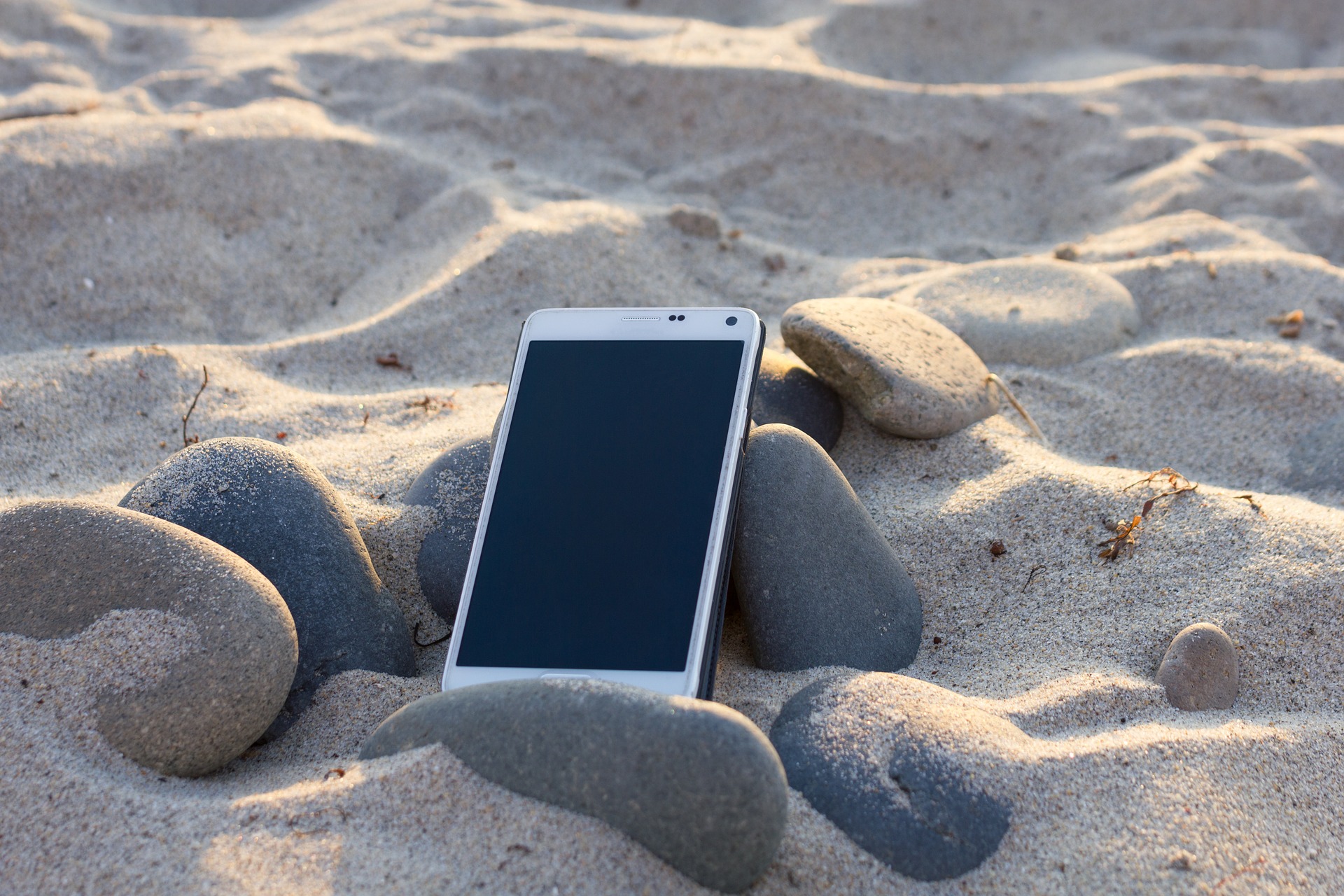 Pochette étanche Smartphone : comment garder votre mobile à l'abri de l'eau à la plage ?