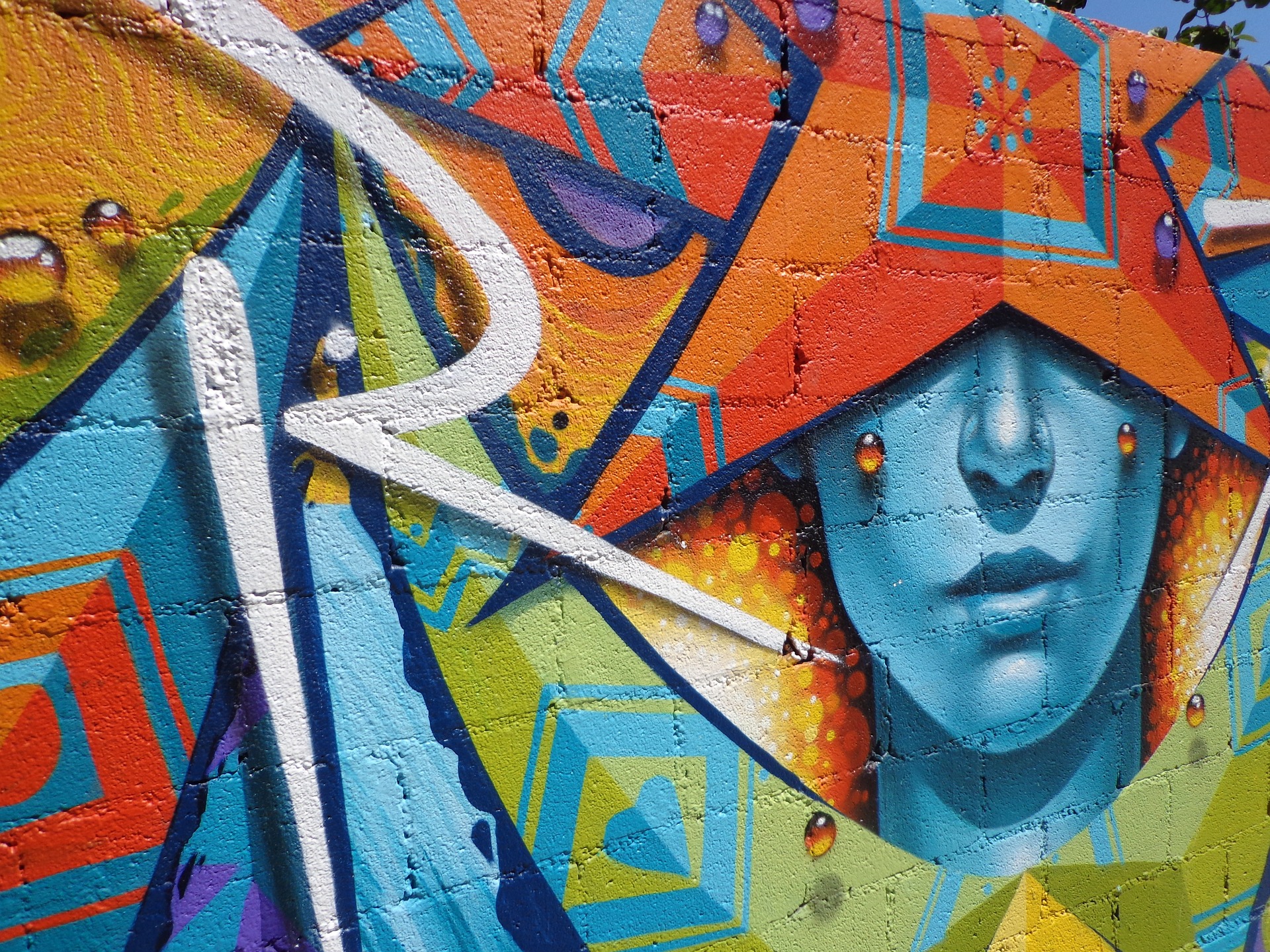 Street art : quand l'art urbain passe de la rue à notre salon