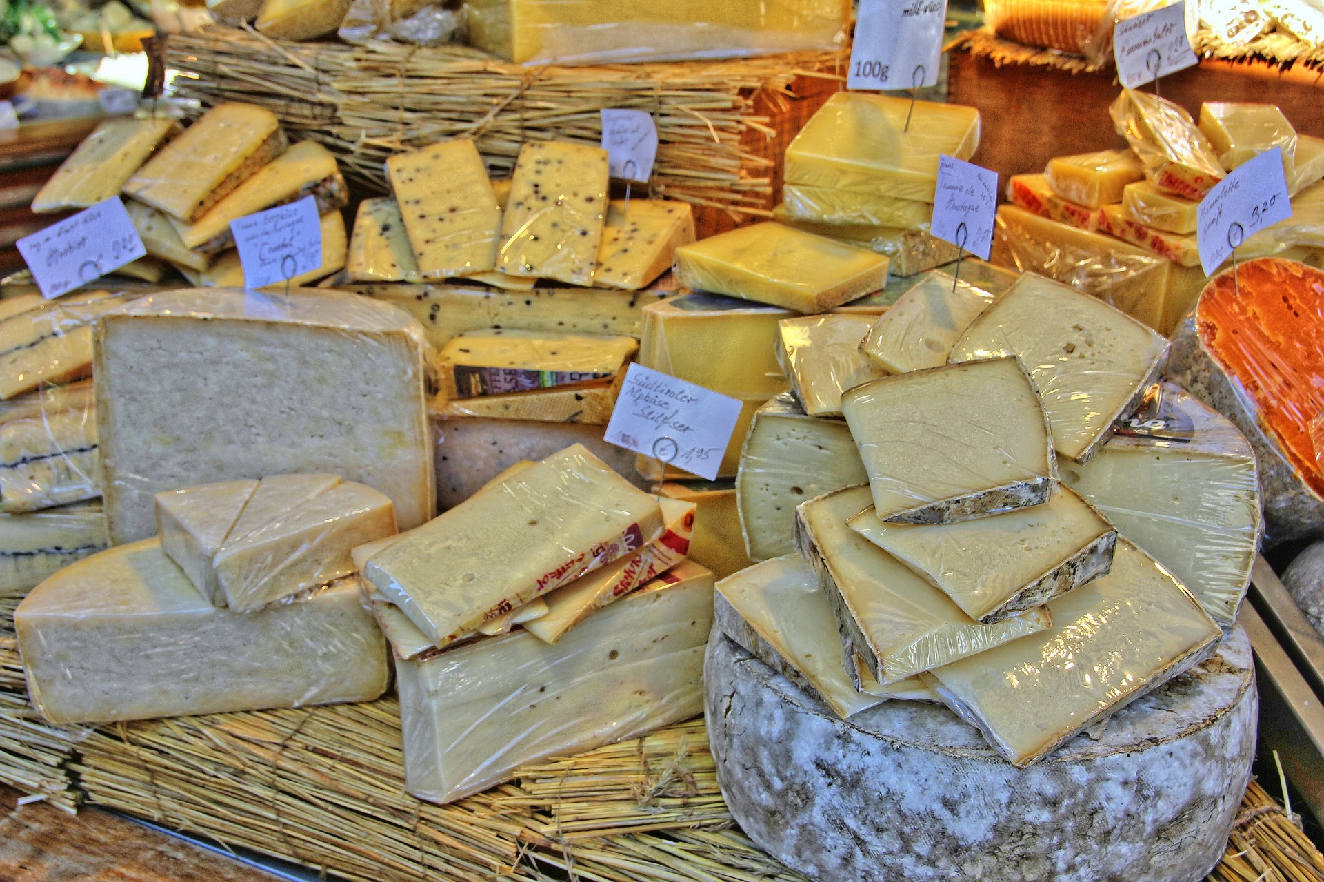 Variétés de fromages sur étal de marché : un stand de fromages de tous les terroirs