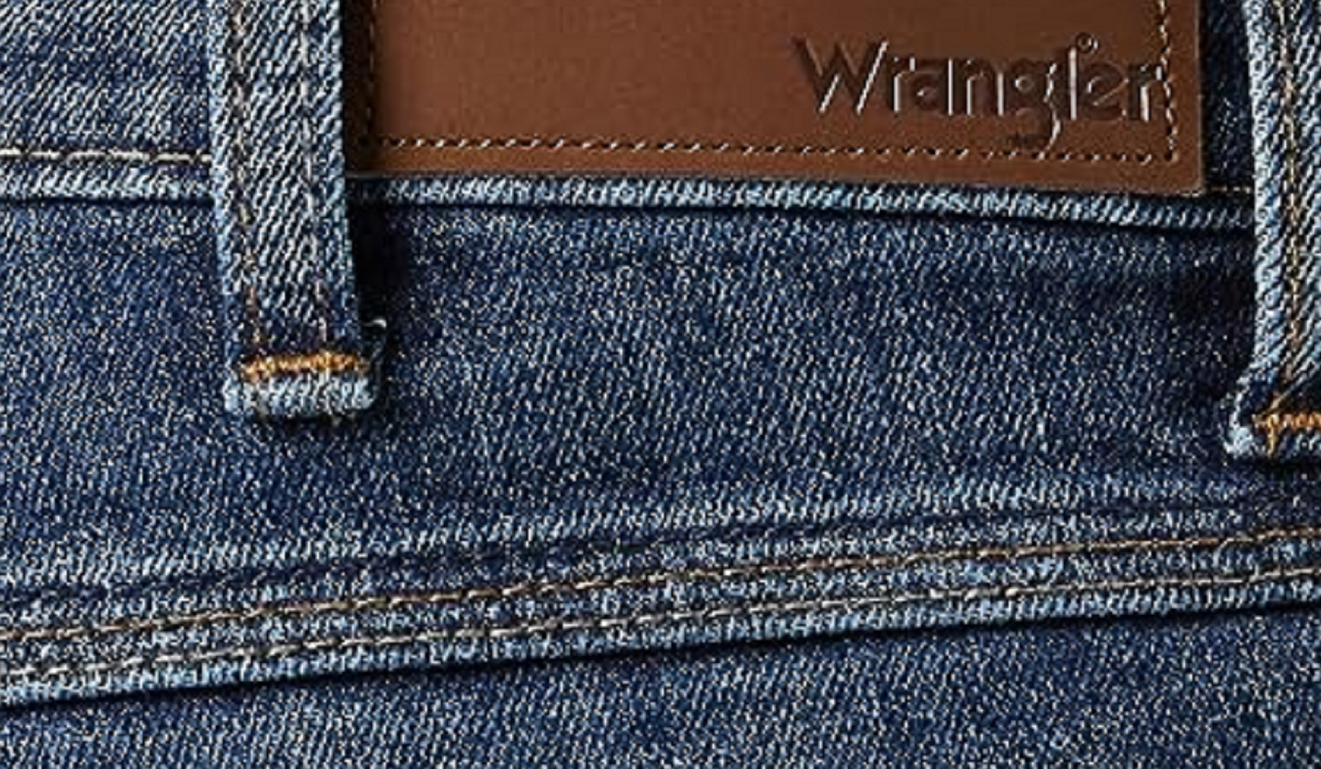 Coutures typiques du jean Wrangler : des coutures à rabats vers le bas