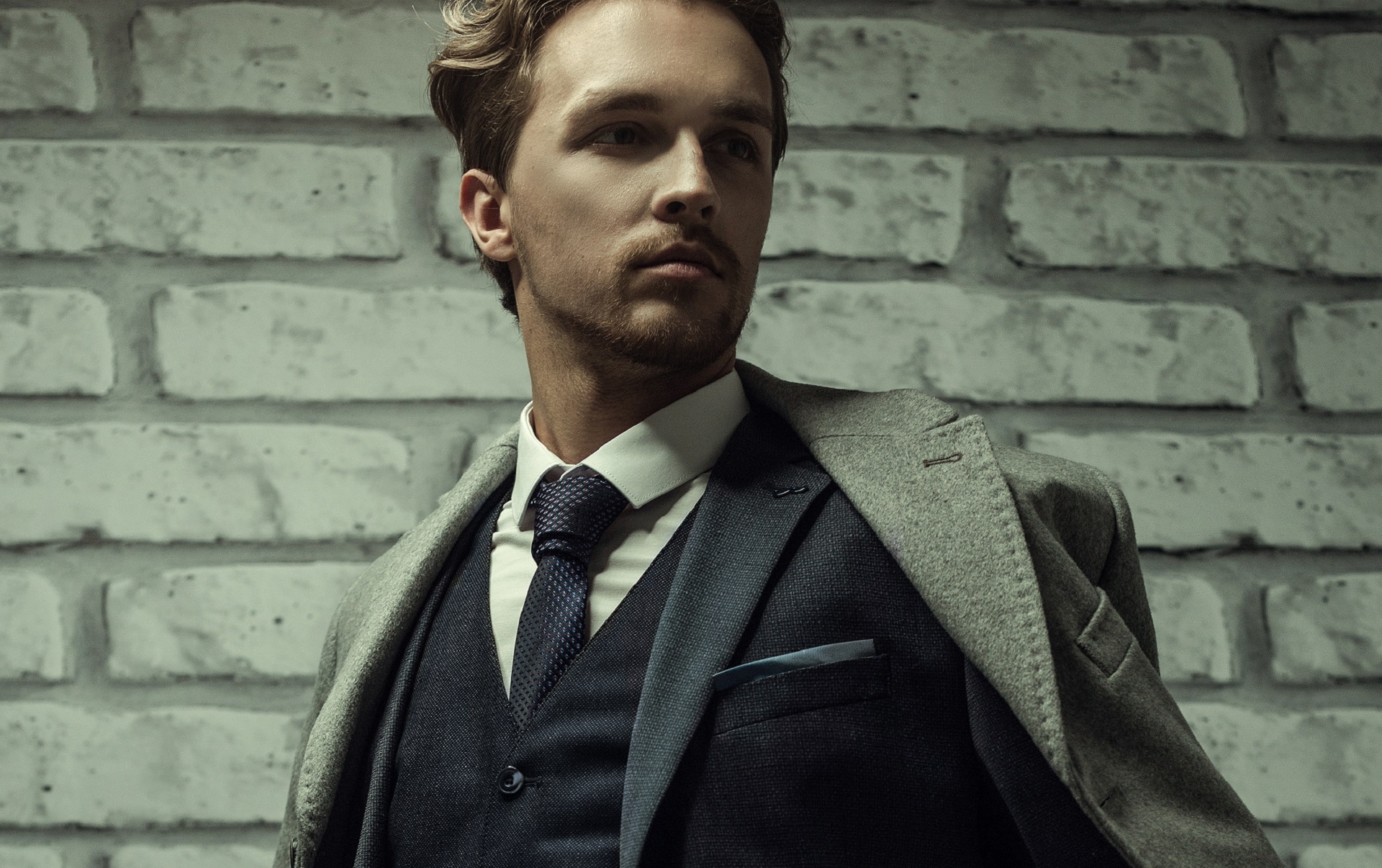 Cravate en soie homme : comment porter l'étrangleuse avec style ?
