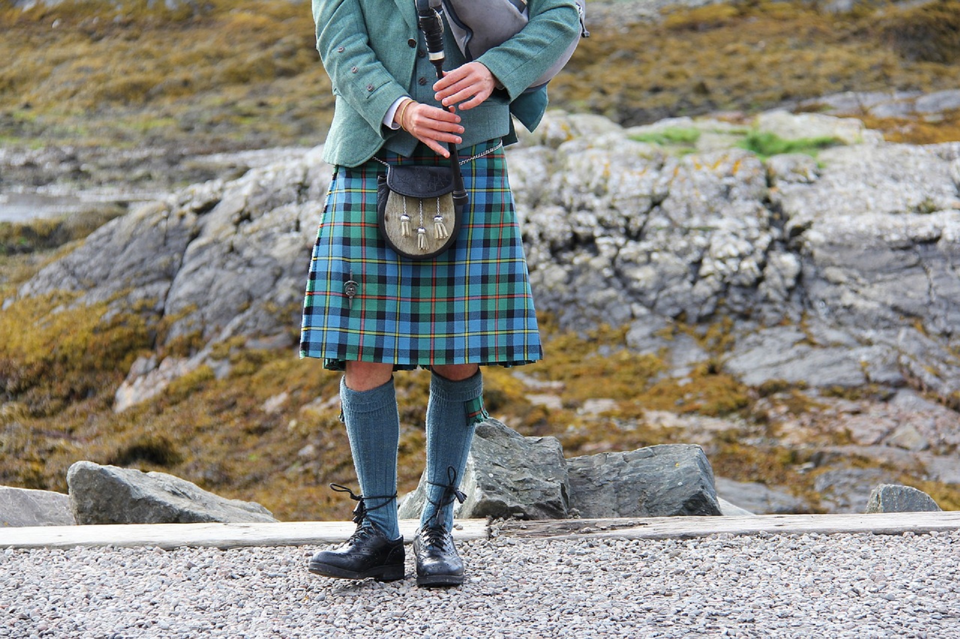 tenue traditionnelle écossaise avec kilt, épingle et sporan (bourse en peau)-est ce que les ecossais portent un slip sous leur kilt ?