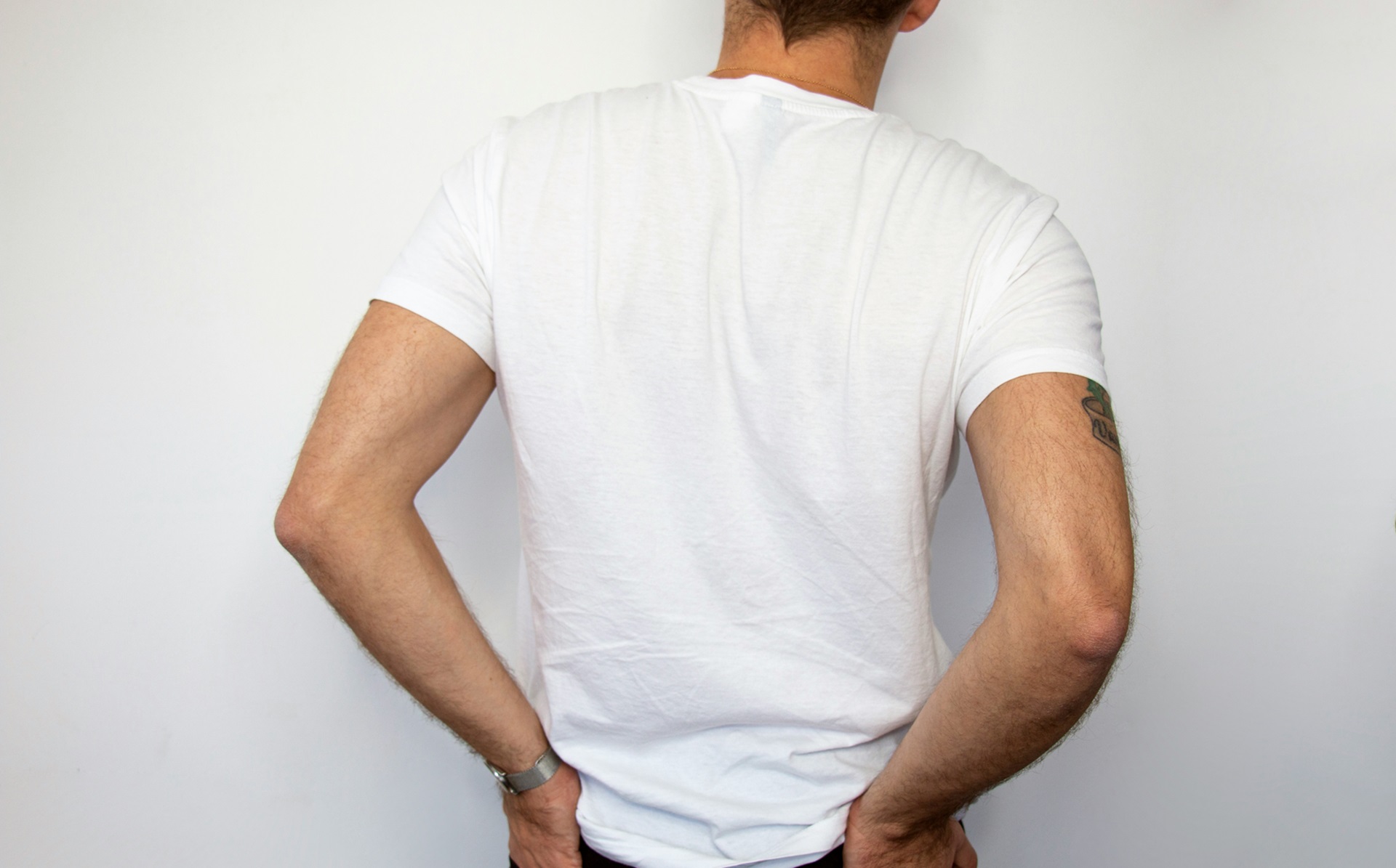 T-shirt col rond ou col v : le tee shirt blanc de l’homme tendance