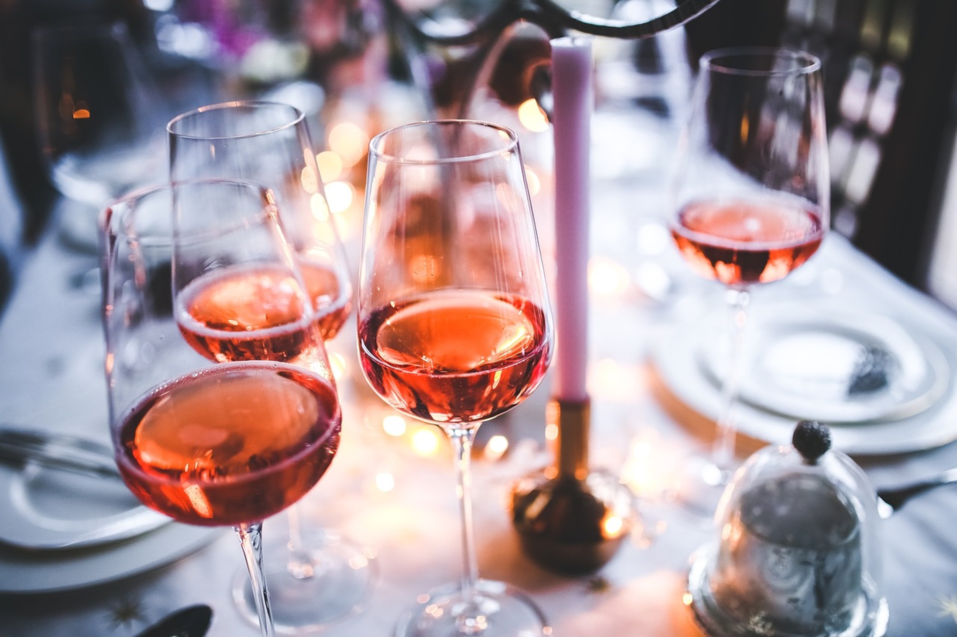 Verres de vin rosé pour la convivialité