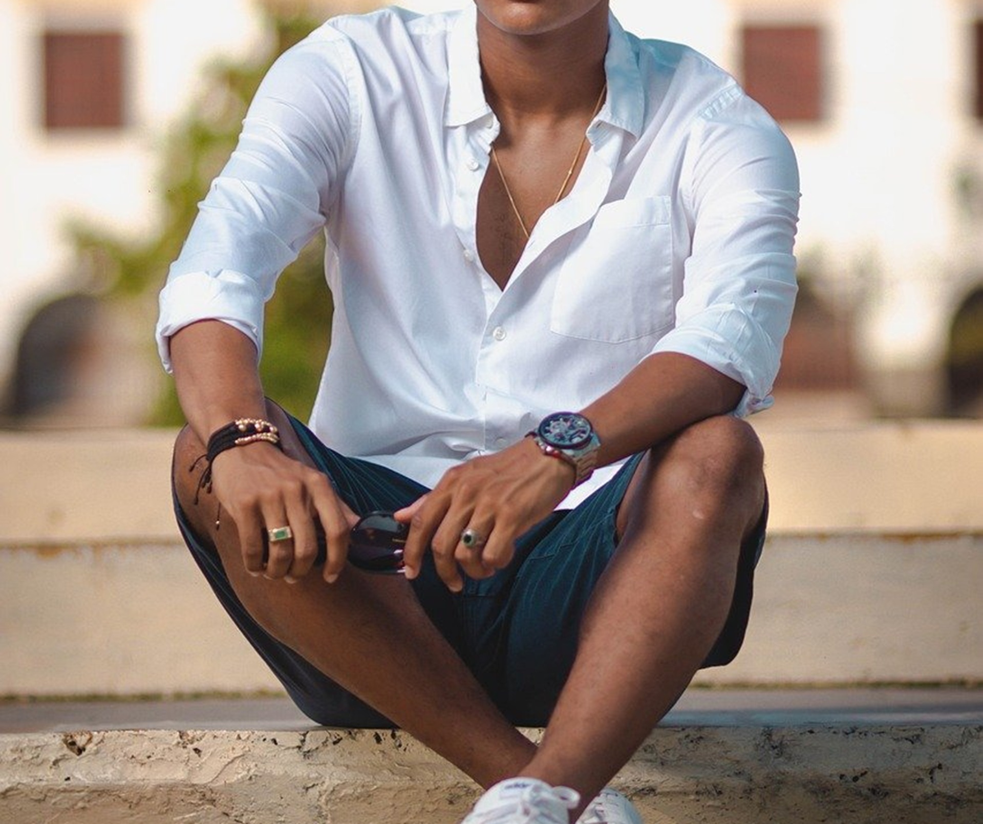 bermuda en coton homme bleu marine et sa chemise blanche