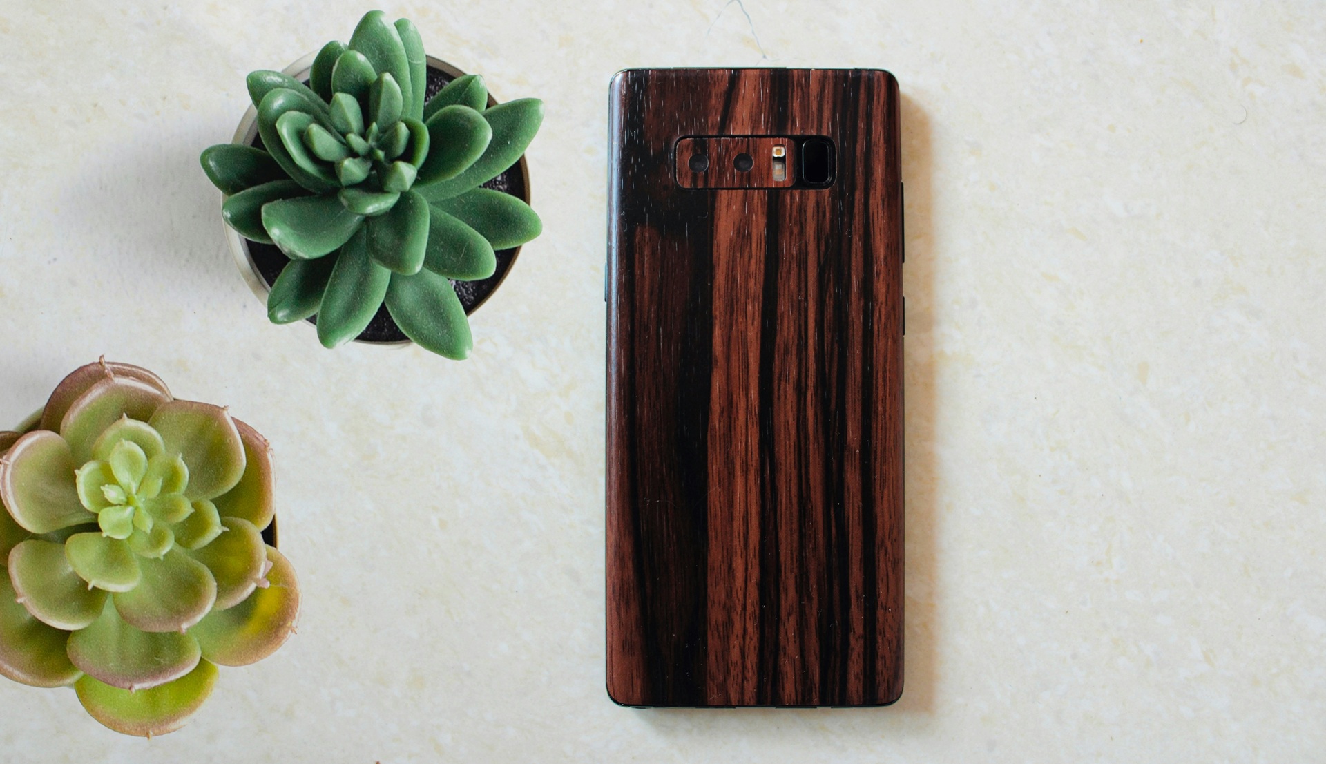 Coque en bois artisanal pour la protection d'un mobile, une coque en bois personnalisable si besoin