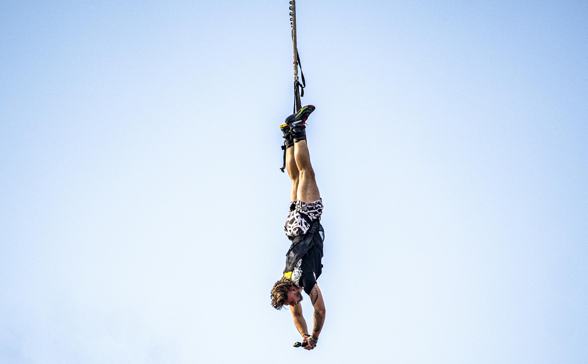 Amateur de bungy jump la tête en bas qui fait un selfie