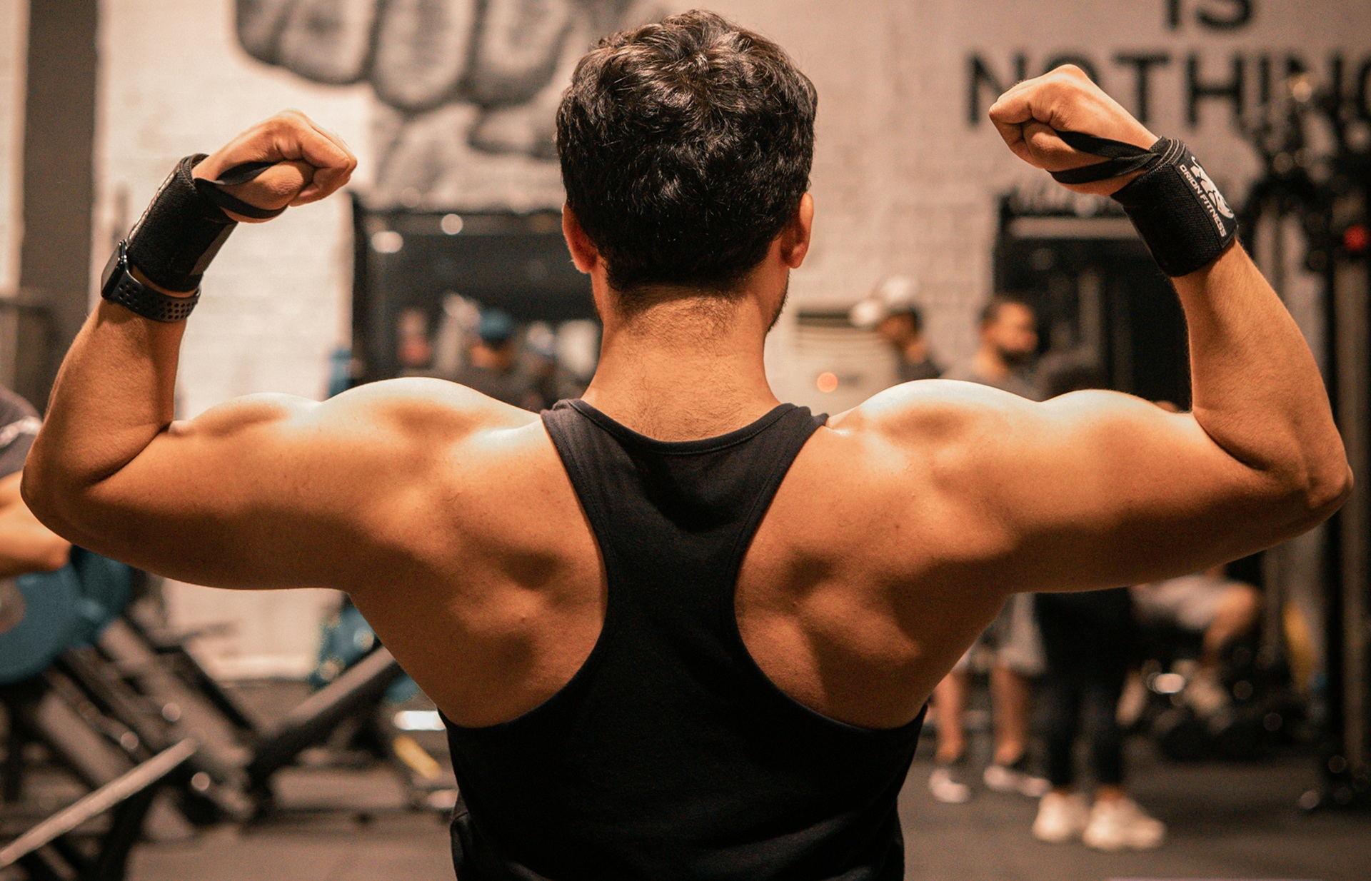 Débardeur de sport dos Y homme : Quel t-shirt porter pour mettre les épaules en valeur ?