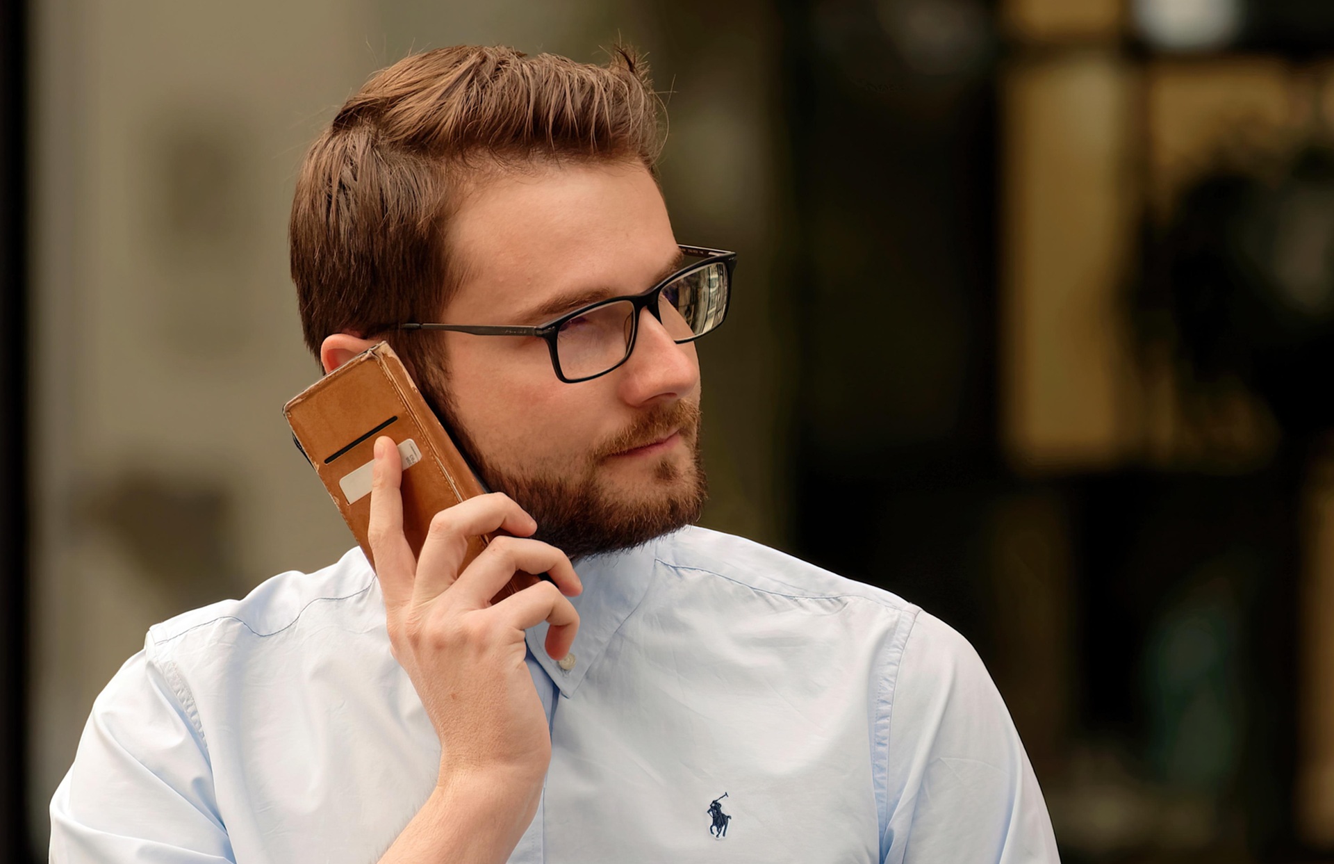Lunettes en plastique marron minimaliste et tendance