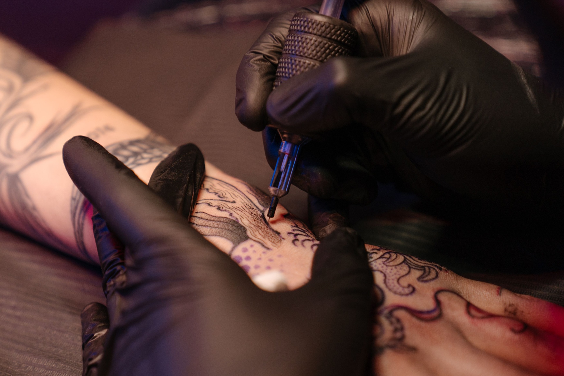 Tatoueur en plein travail de tatouage
