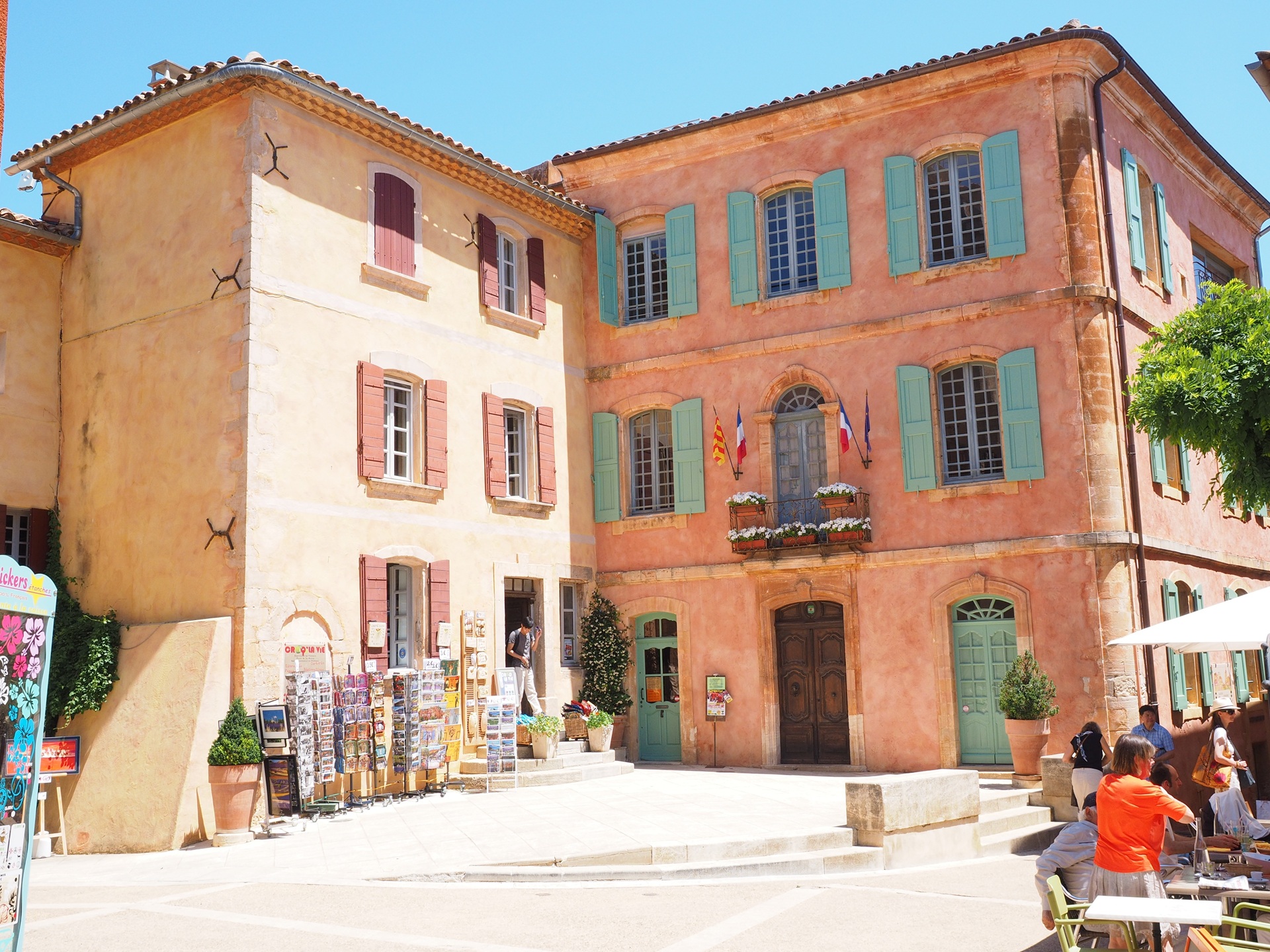 Mairie de Roussillon et sa place