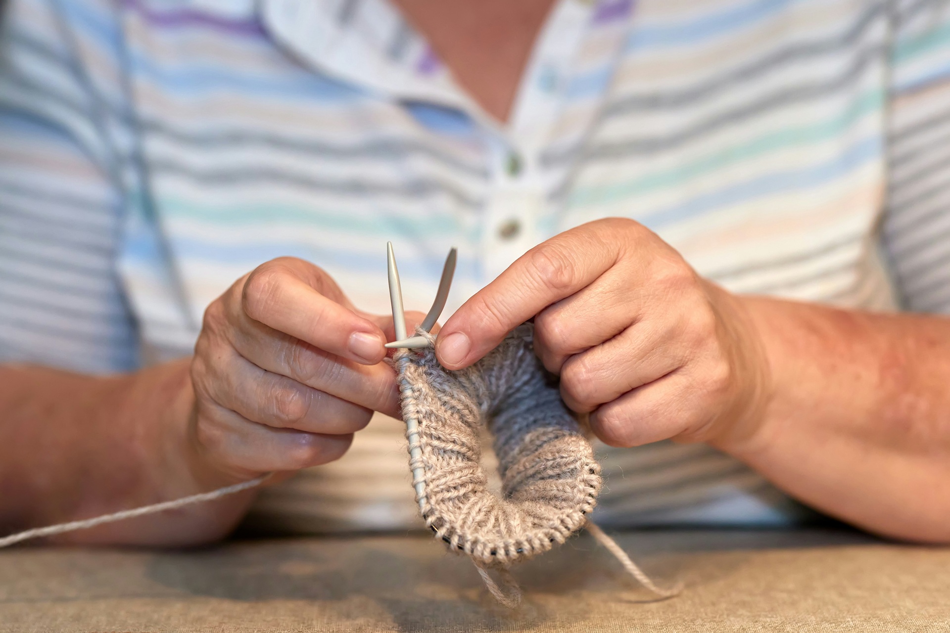 Hommes qui tricotent : pourquoi les hommes se mettent au tricot ?