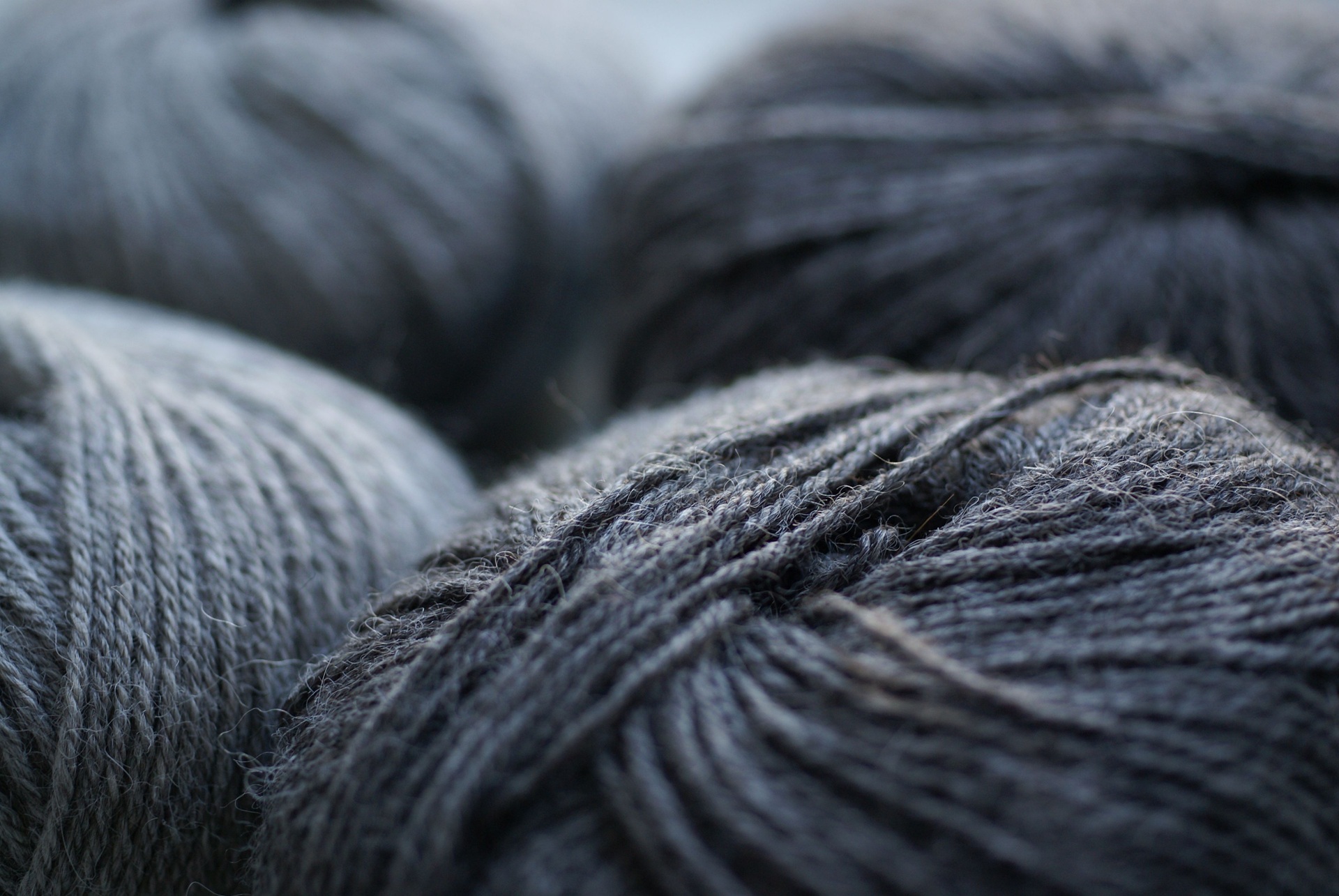 Pelotes de laine grise pour tricotage
